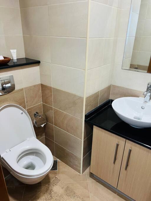 1 Bed With Sea View, Pool, Gym & Free Parking In Marina شقة